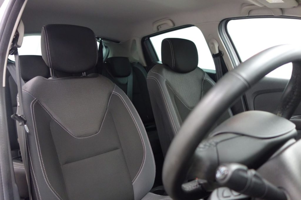 Used_2019_SILVER_RENAULT_CLIO_1