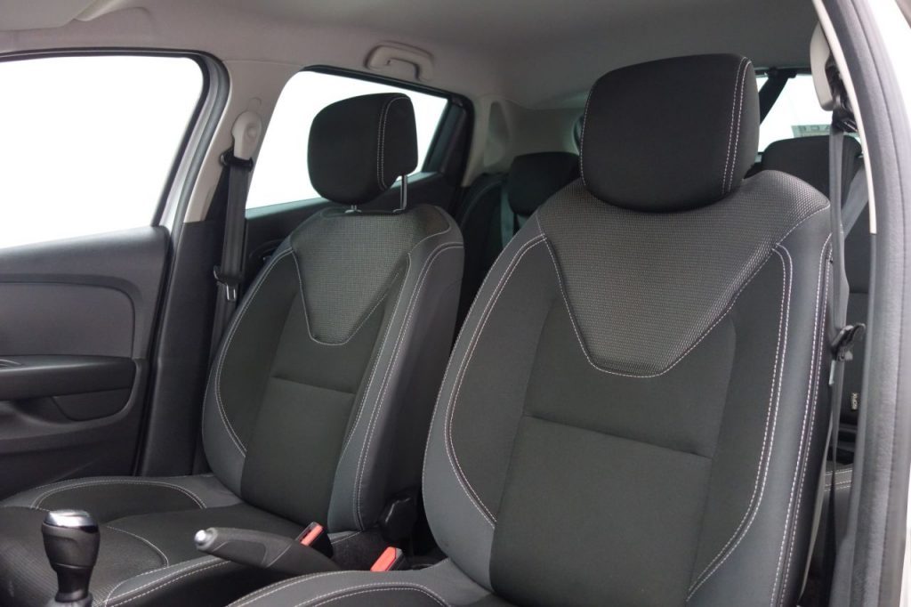 Used_2019_SILVER_RENAULT_CLIO_1