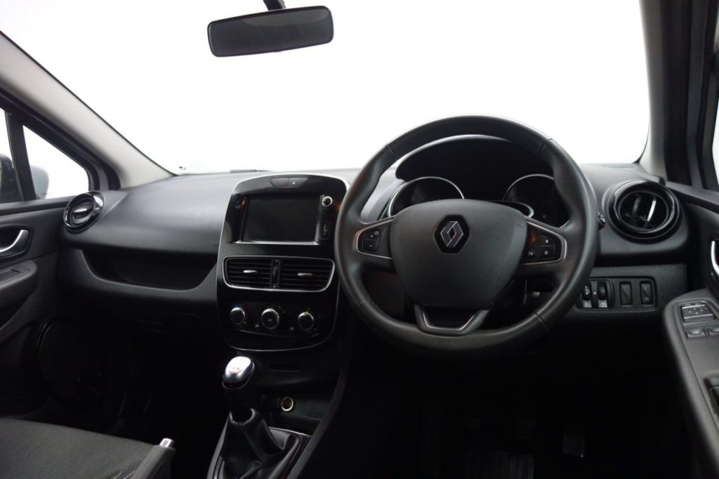 Used_2019_SILVER_RENAULT_CLIO_1