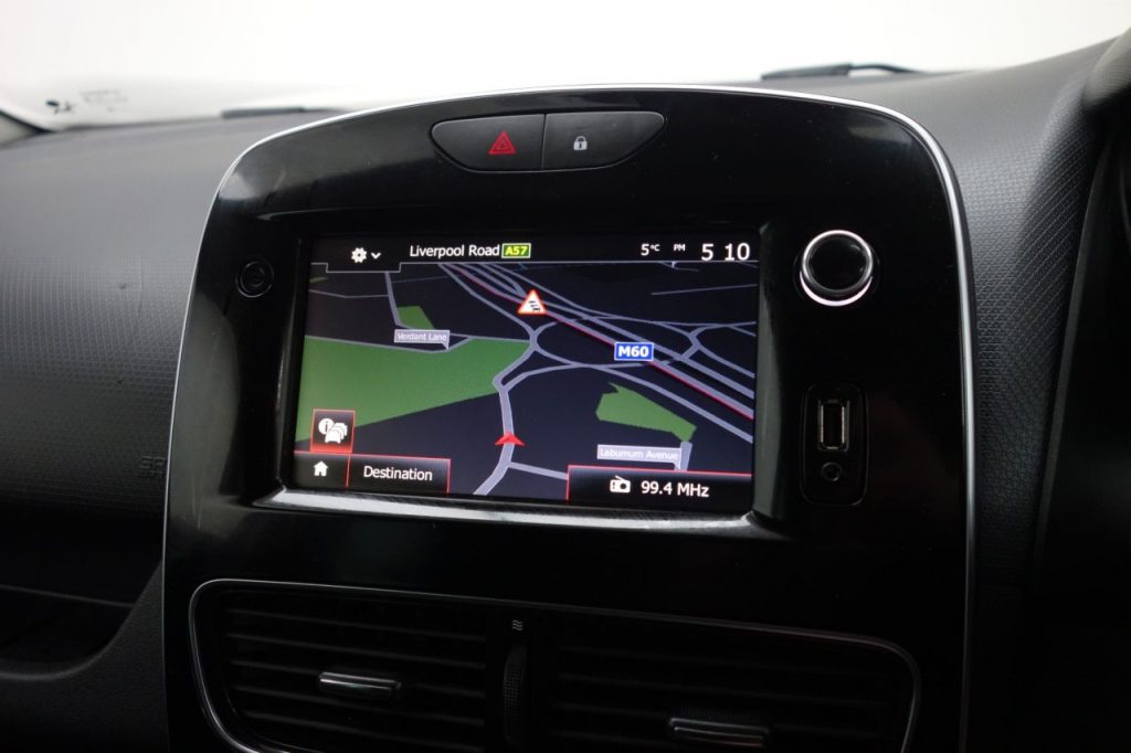 Used_2019_SILVER_RENAULT_CLIO_1