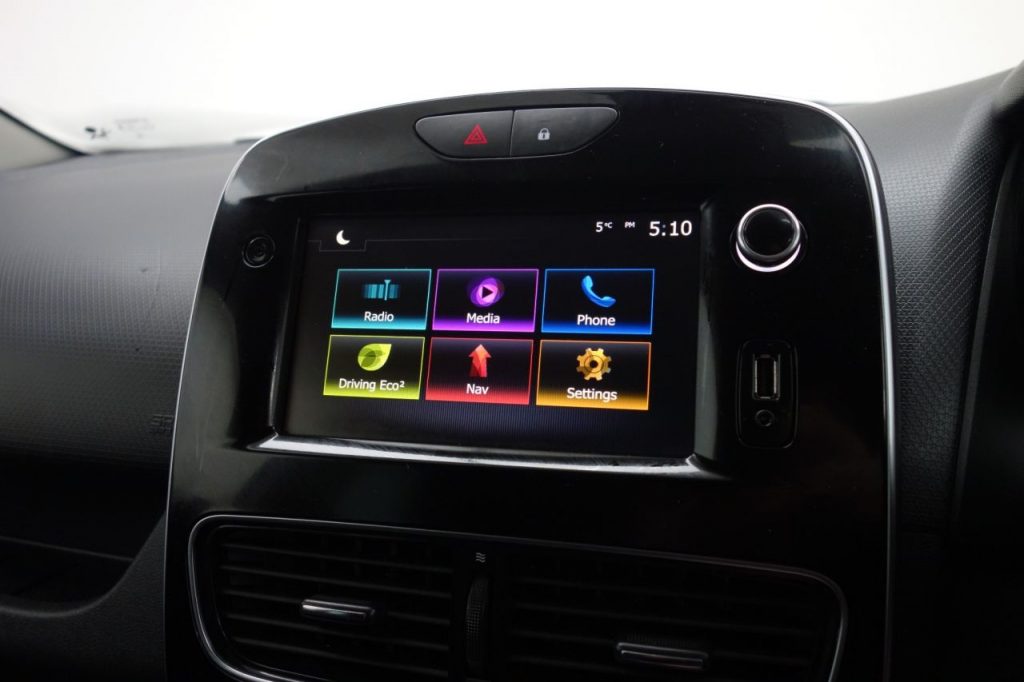 Used_2019_SILVER_RENAULT_CLIO_1