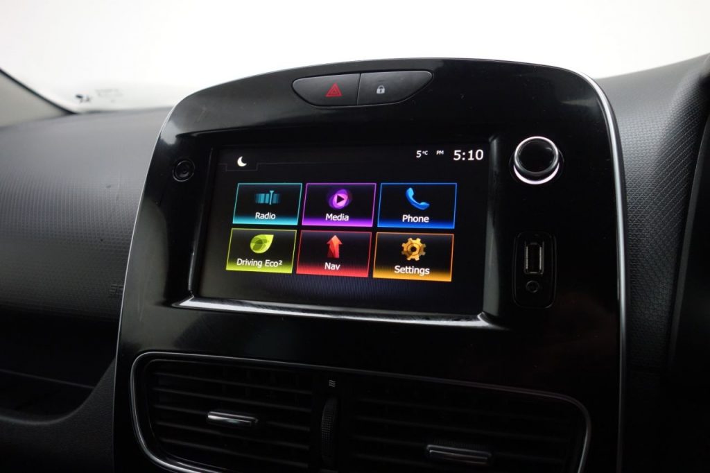 Used_2019_SILVER_RENAULT_CLIO_1