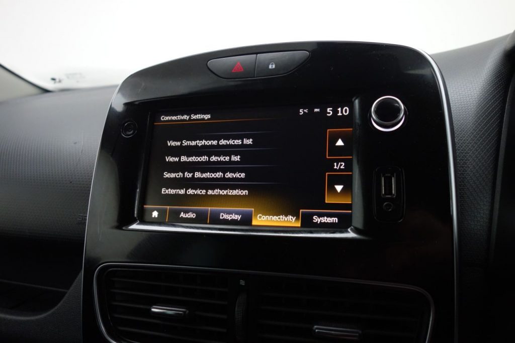 Used_2019_SILVER_RENAULT_CLIO_1