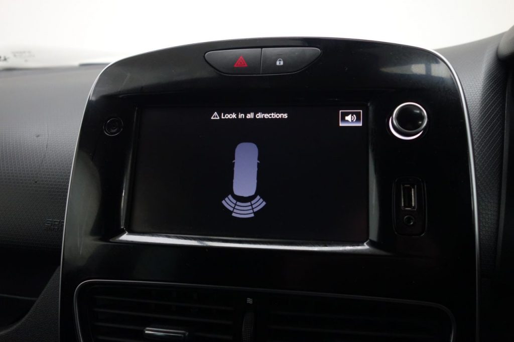 Used_2019_SILVER_RENAULT_CLIO_1