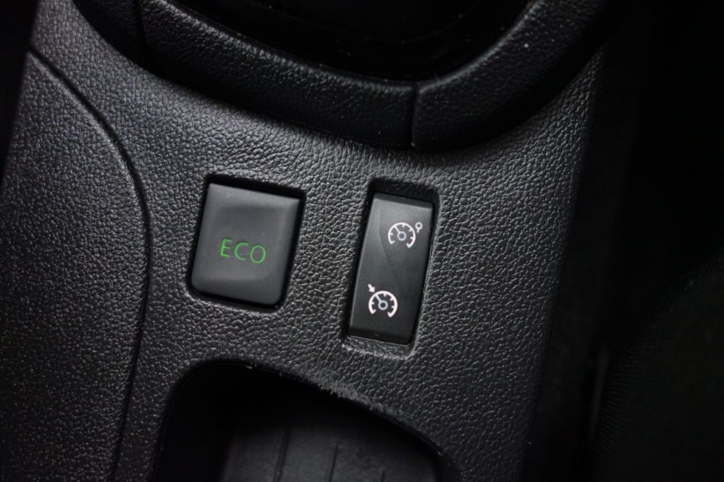 Used_2019_SILVER_RENAULT_CLIO_1