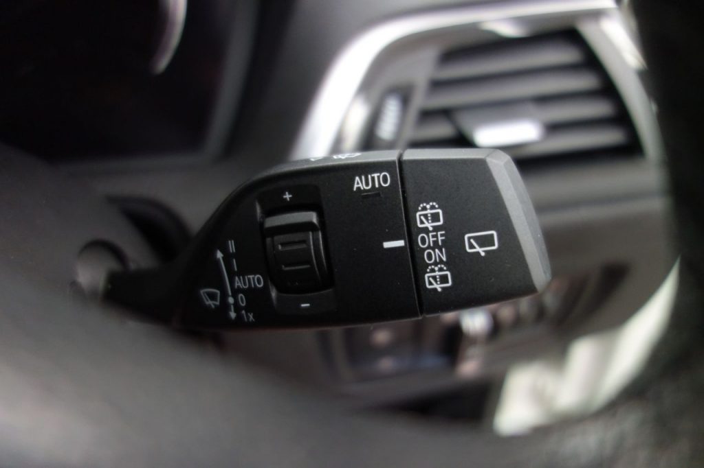 Used_2019_WHITE_BMW_1-SERIES_2