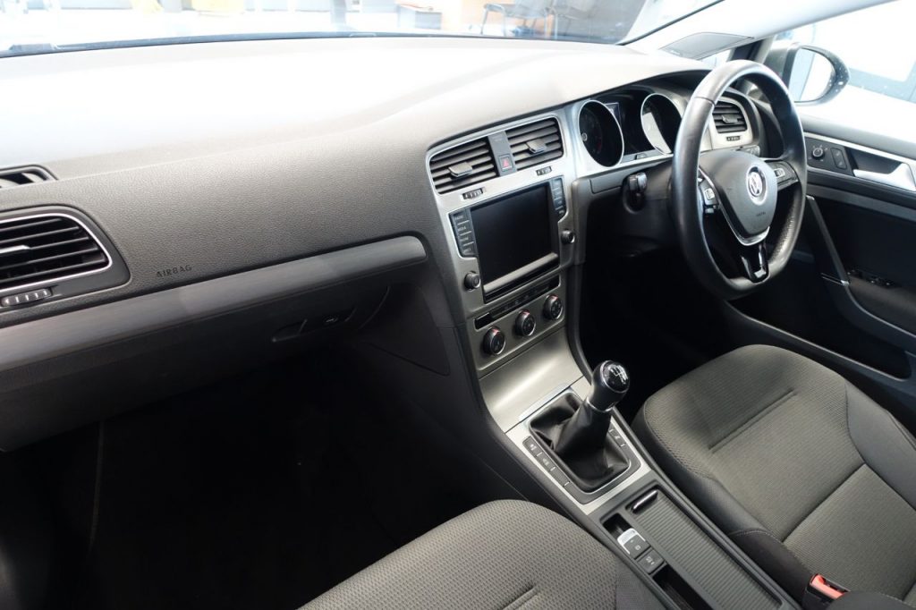 Used_2015_GREY_VOLKSWAGEN_GOLF_1