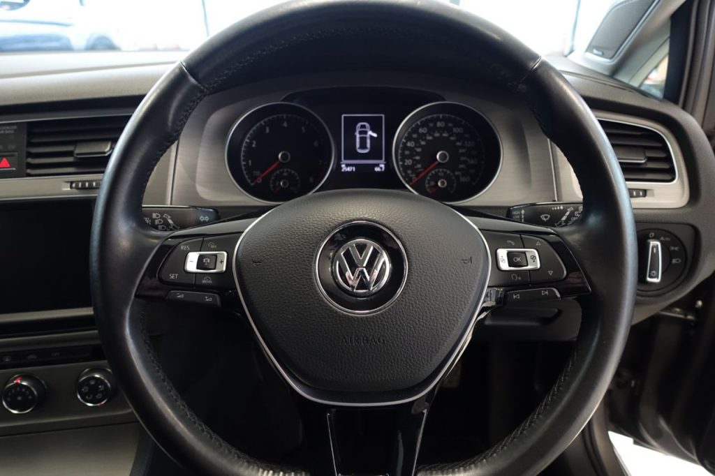 Used_2015_GREY_VOLKSWAGEN_GOLF_1