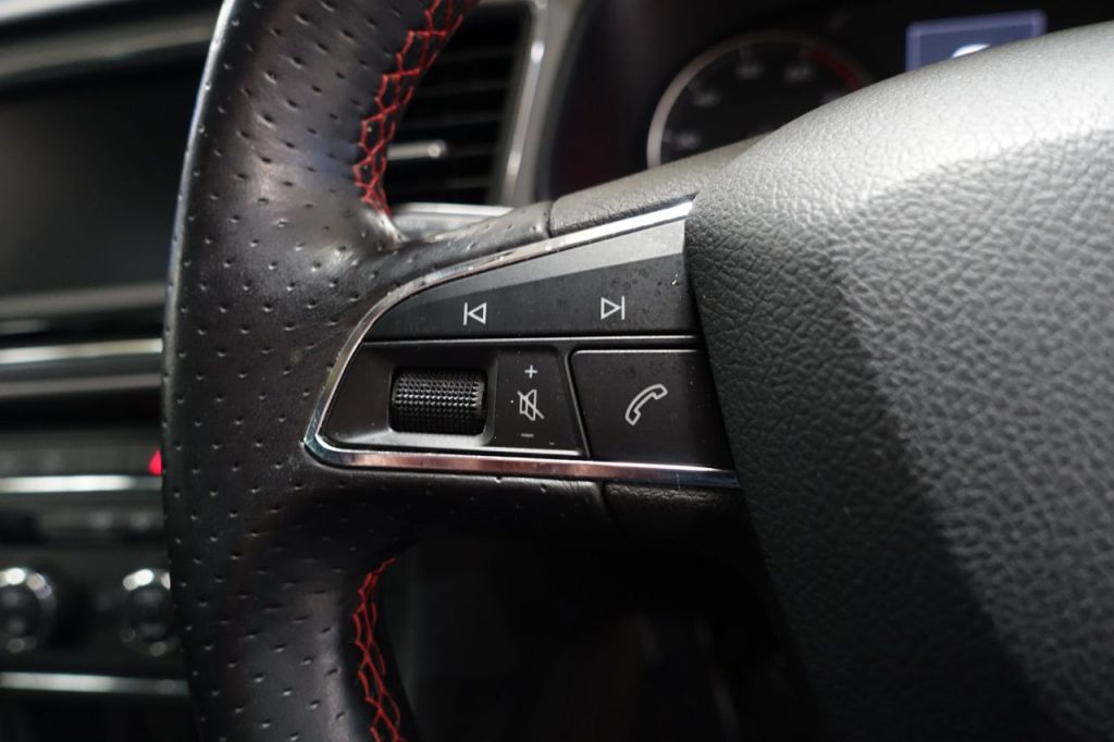 Used_2016_GREY_SEAT_LEON_1
