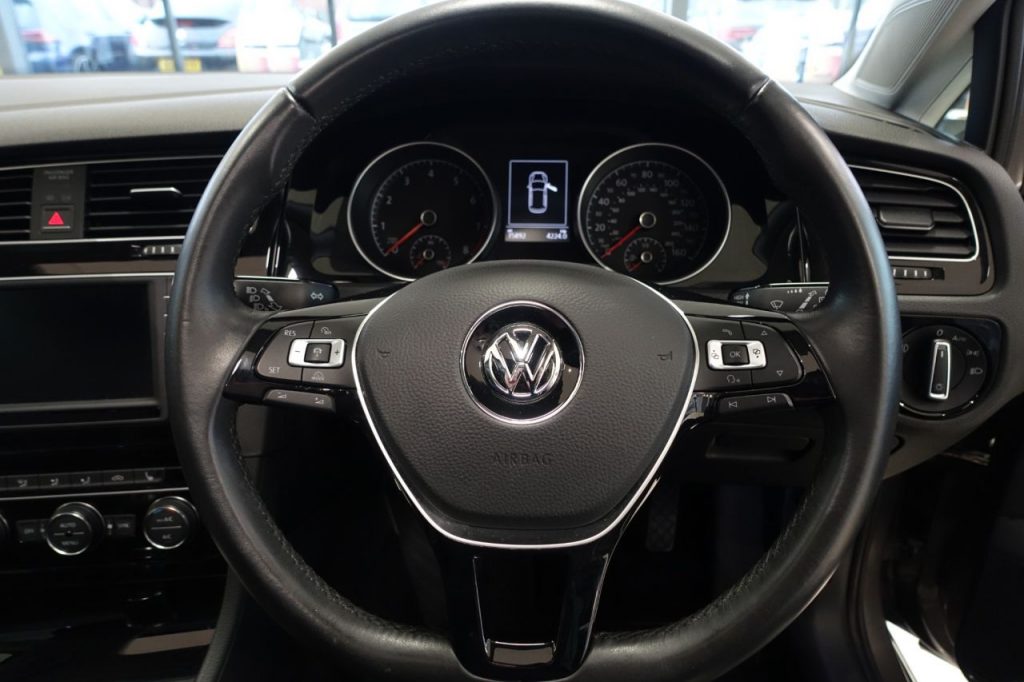 Used_2016_GREY_VOLKSWAGEN_GOLF_1
