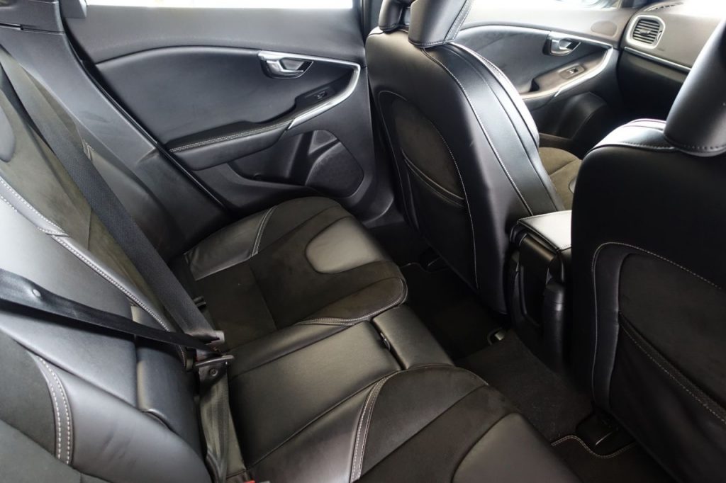 Used_2016_GREY_VOLVO_V40_1