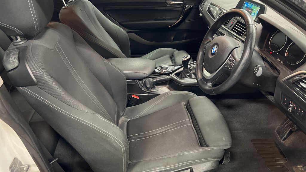 Used_2018_WHITE_BMW_1-SERIES_1