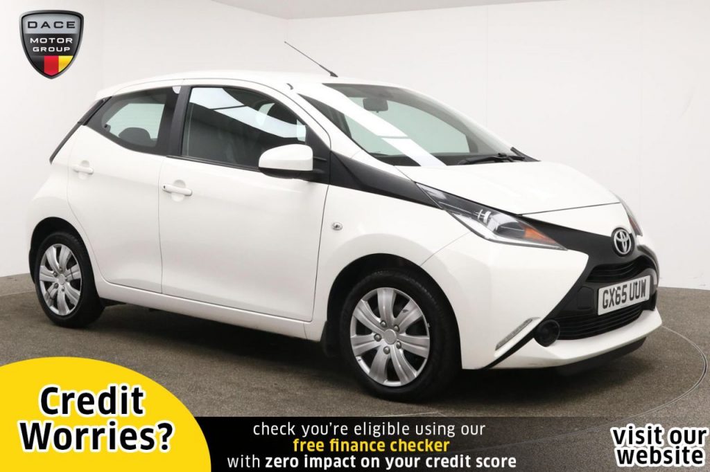 Used 2015 WHITE TOYOTA AYGO Hatchback 1.0 VVT-I X-PLAY 5d 69 BHP (reg. 2015-09-01) for sale in Manchester