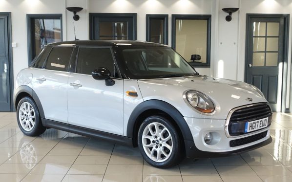 Used 2017 SILVER MINI HATCH Hatchback 1.5 Cooper Hatchback 5dr Petrol Auto Euro 6 (s/s) (136 ps) (reg. 2017-05-20) for sale in Altrincham