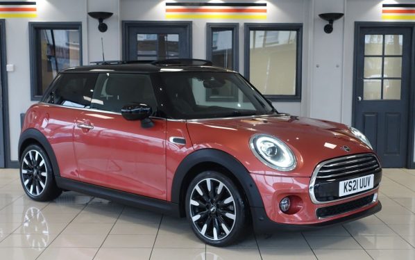 Used 2021 RED MINI HATCH Hatchback 1.5 Cooper Exclusive Hatchback 3dr Petrol Steptronic Euro 6 (s/s) (136 ps) (reg. 2021-06-04) for sale in Altrincham
