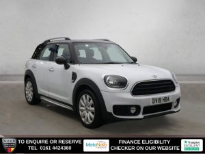 Used 2019 WHITE MINI COUNTRYMAN SUV 1.5 Cooper Classic SUV 5dr Petrol Manual Euro 6 (s/s) (136 ps) (reg. 2019-03-30) for sale in Altrincham