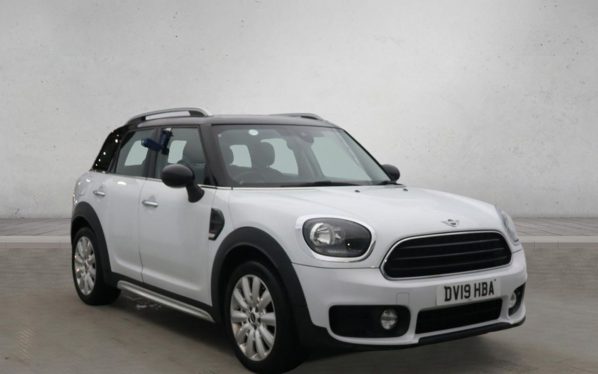 Used 2019 WHITE MINI COUNTRYMAN SUV 1.5 Cooper Classic SUV 5dr Petrol Manual Euro 6 (s/s) (136 ps) (reg. 2019-03-30) for sale in Altrincham
