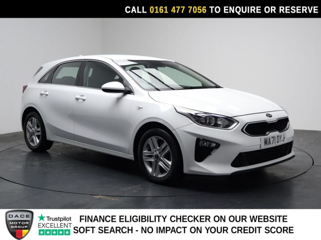 Used 2021 WHITE KIA CEED Hatchback 1.0 T-GDi 2 NAV Hatchback 5dr Petrol Manual Euro 6 (s/s) (118 bhp) (reg. 2021-09-27) for sale in Stockport