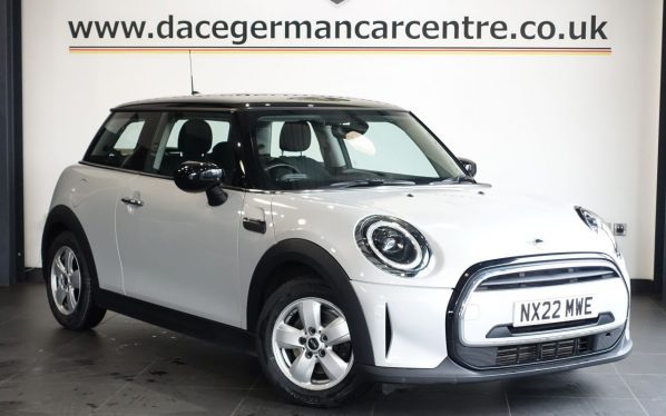 Used 2022 SILVER MINI HATCH Hatchback 1.5 Cooper Classic Hatchback 3dr Petrol Manual Euro 6 (s/s) (136 ps) (reg. 2022-03-11) for sale in Altrincham