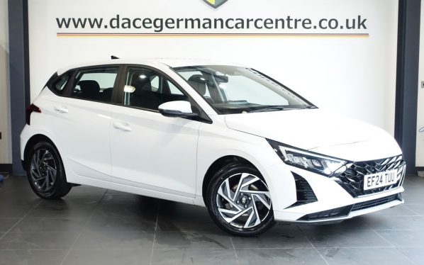 Used 2024 WHITE HYUNDAI I20 Hatchback 1.0 T-GDi Advance Hatchback 5dr Petrol DCT Euro 6 (s/s) (100 ps) (reg. 2024-05-30) for sale in Altrincham