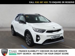 Used 2019 WHITE KIA STONIC SUV 1.0 T-GDi 4 SUV 5dr Petrol DCT Euro 6 (s/s) (118 bhp) (reg. 2019-09-30) for sale in Manchester