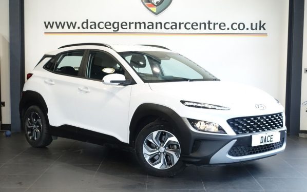 Used 2021 WHITE HYUNDAI KONA SUV 1.6 h-GDi SE Connect SUV 5dr Petrol Hybrid DCT Euro 6 (s/s) (141 ps) (reg. 2021-02-26) for sale in Altrincham